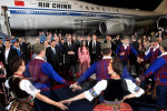 Xi Jinping a fost așteptat cu muzică și dansuri populare sârbești la scara avionului