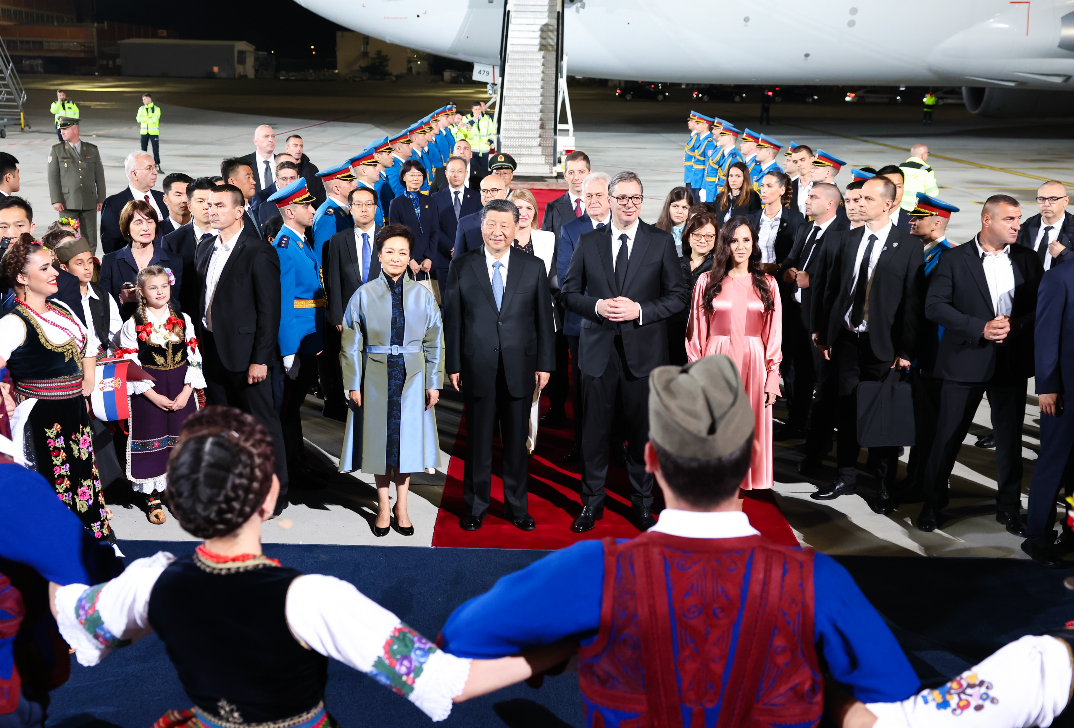 Xi Jinping a fost așteptat cu o horă sârbească pe aeroportul din Belgrad