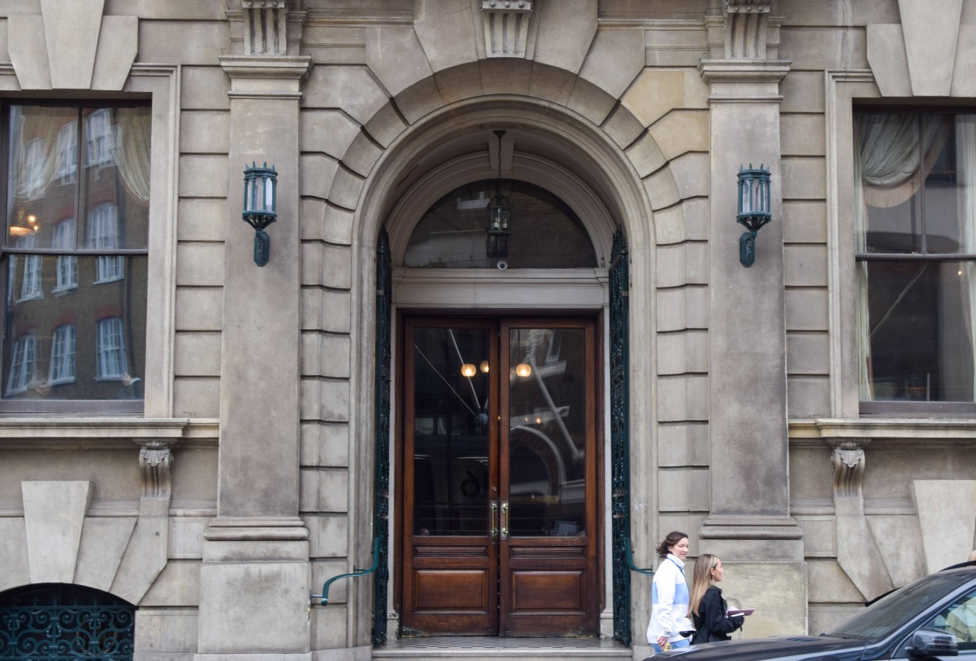 Un important club exclusivist din Londra permite accesul femeilor pentru prima dată în 200 de ani