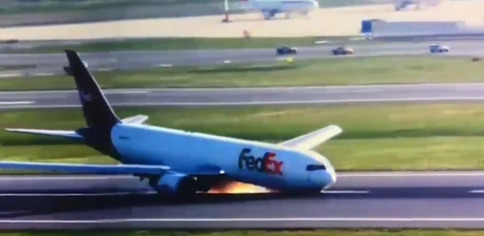 Un avion cargo a aterizat forțat fără roțile din față pe aeroportul din Istanbul