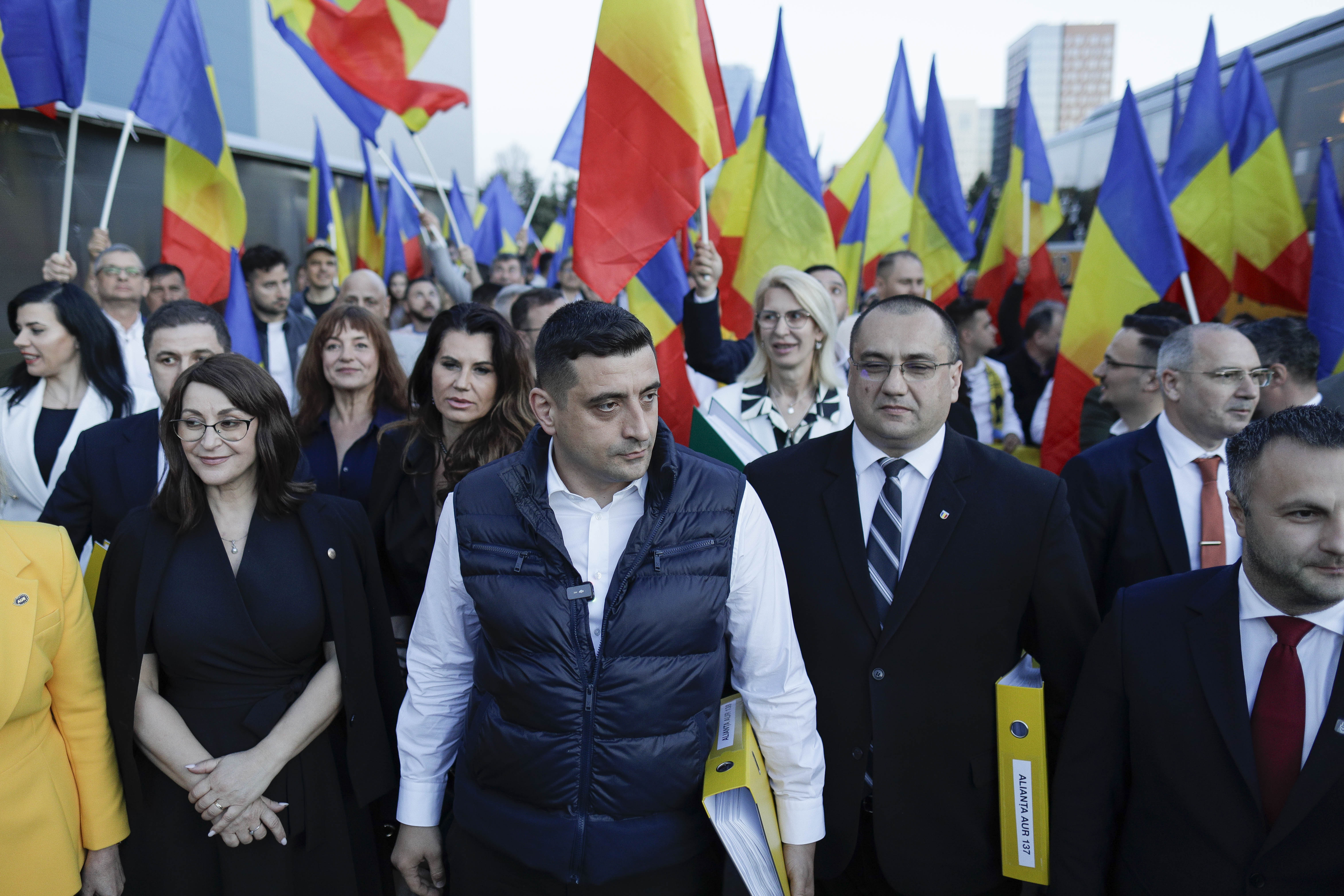 Candidații lui Simion vor salariile grase de la Bruxelles, dar își declară ura față de UE: „Nu îi dau 10 ani. Va colapsa”