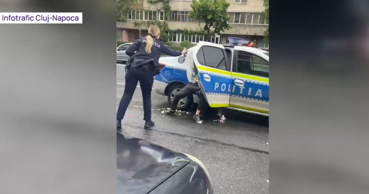 Intervenție jenantă la Cluj-Napoca: O polițistă a pulverizat spray lacrimogen în fața colegului ei