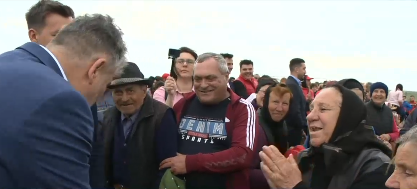 Ciolacu și liderii PSD din Buzău, în campanie la sat. Politicienii au participat la o serbare câmpenească pe stadionul „Luceafărul”