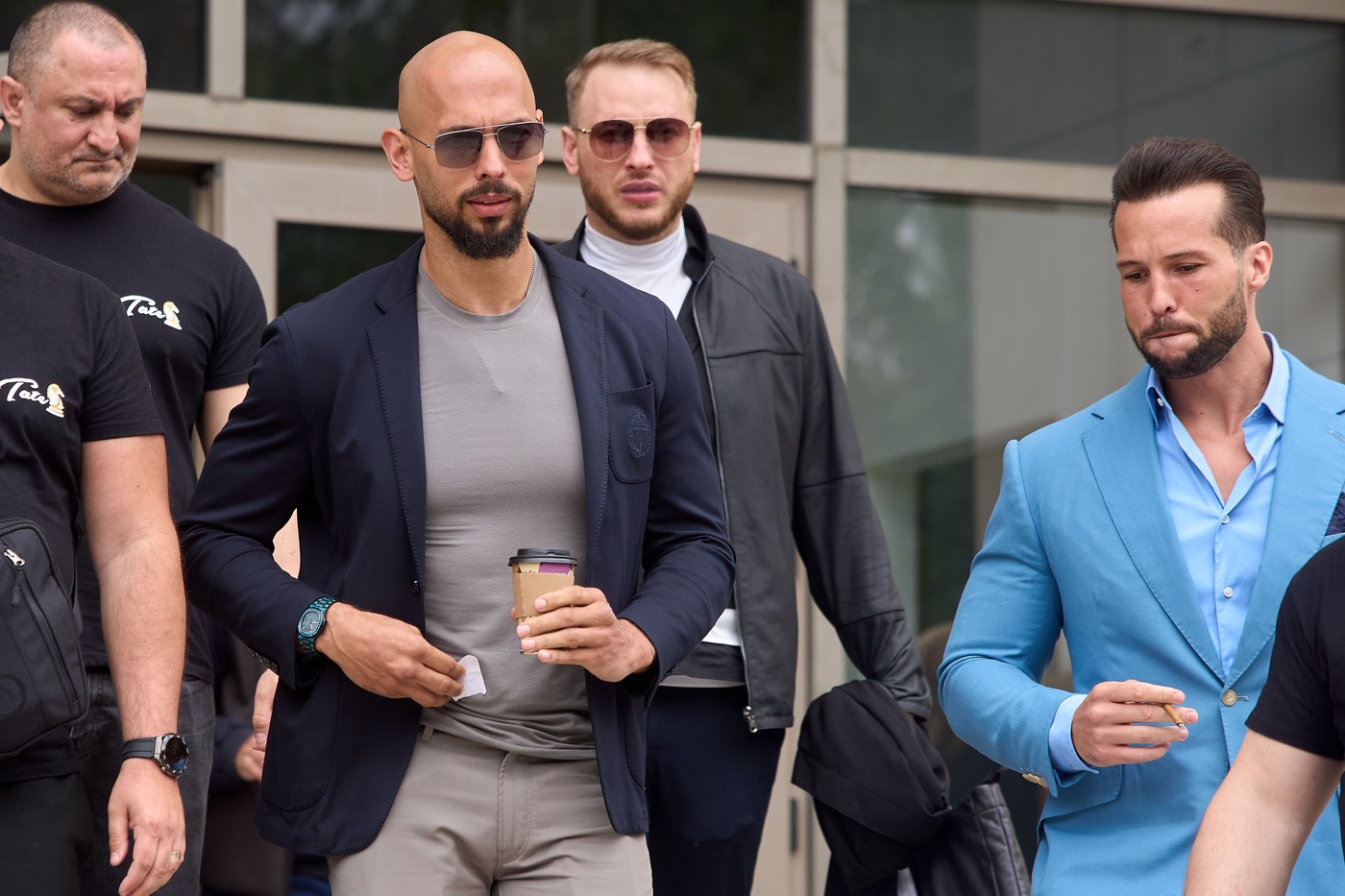 ICIJ: Frații Tate au încasat 2,6 milioane dolari din videochat și pornografie. Banii, transferați în conturi din Caraibe, România, UK