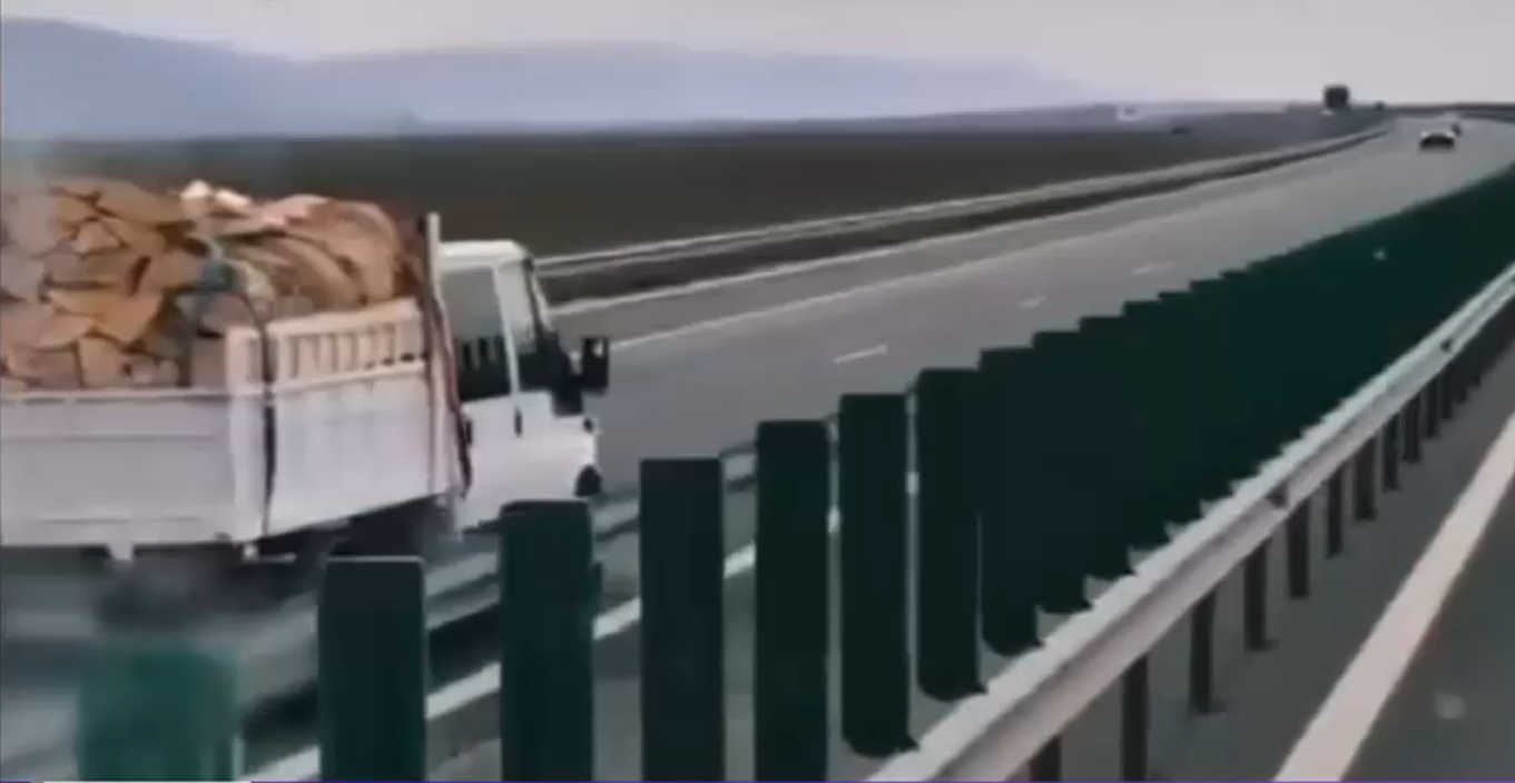 Șoferul unei dube încărcate cu lemne a fost prins mergând pe contrasens, pe autostradă