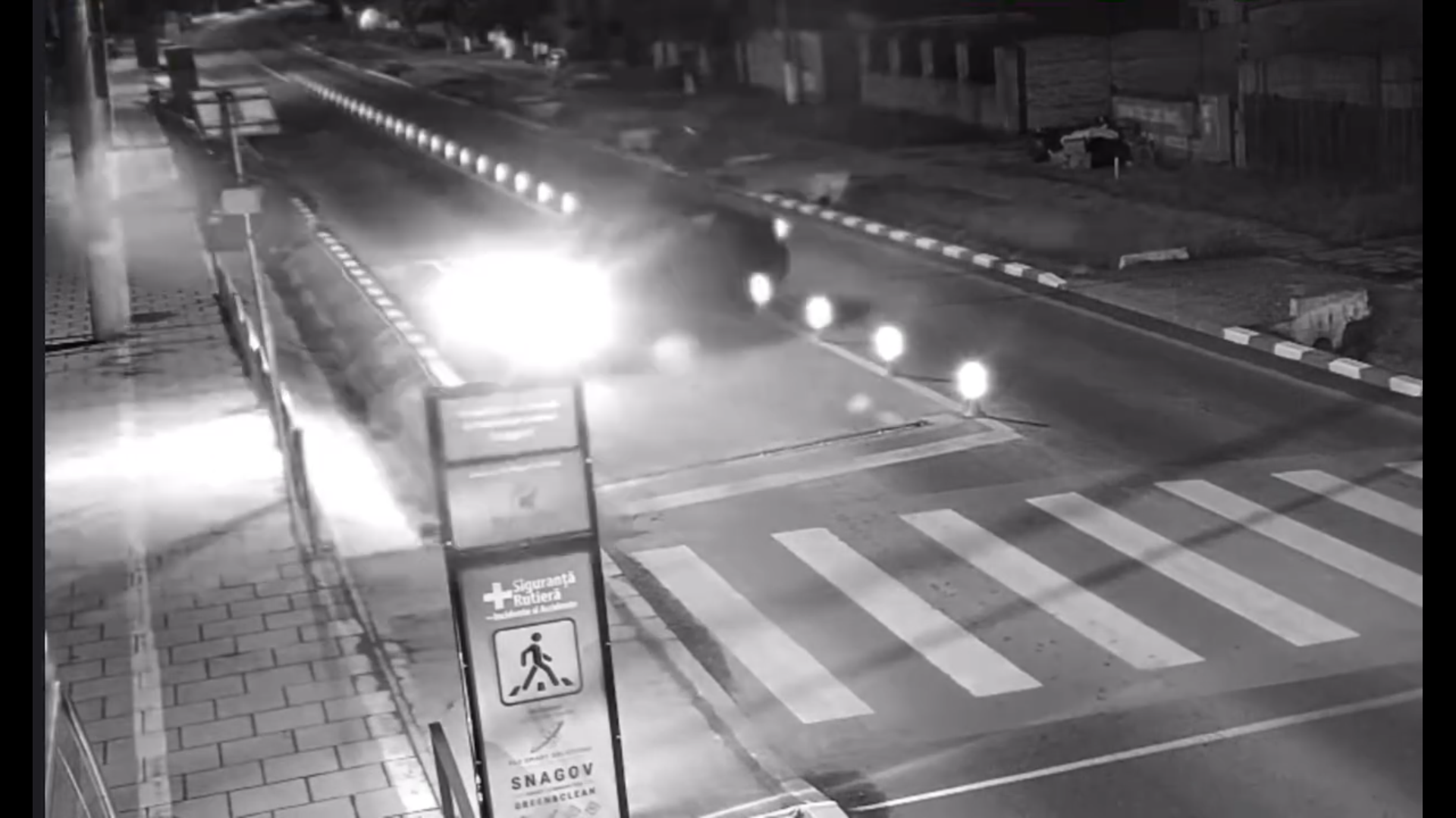 Un șofer a scăpat controlul mașinii și s-a izbit de un indicator în zona unde tocmai fusese instalat un limitator inteligent de viteză