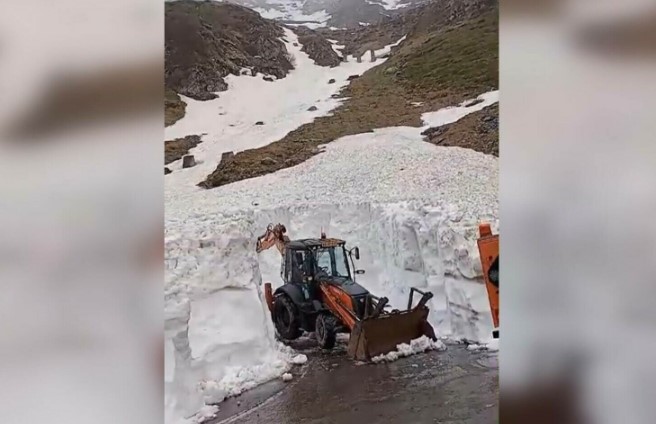 VIDEO Zăpadă de peste 4 metri pe Transfăgărășan. Drumarii intervin în cea mai dificilă zonă, cu risc de avalanșă