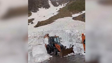 Drumarii au ajuns cu deszăpezirea de pe Transfăgărăşan în zona cea mai dificilă, expusă avalanşelor