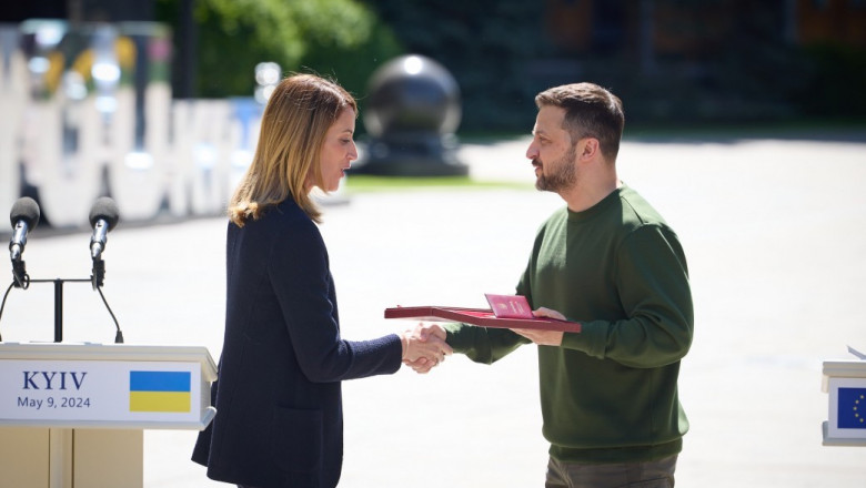 roberta metsola primeste o decoratie de la volodimir zelenski