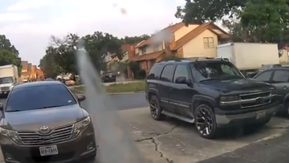 VIDEO. Atac cu arme semiautomate, surprins de o cameră de supraveghere, în SUA. O persoană a murit, 4 au fost grav rănite