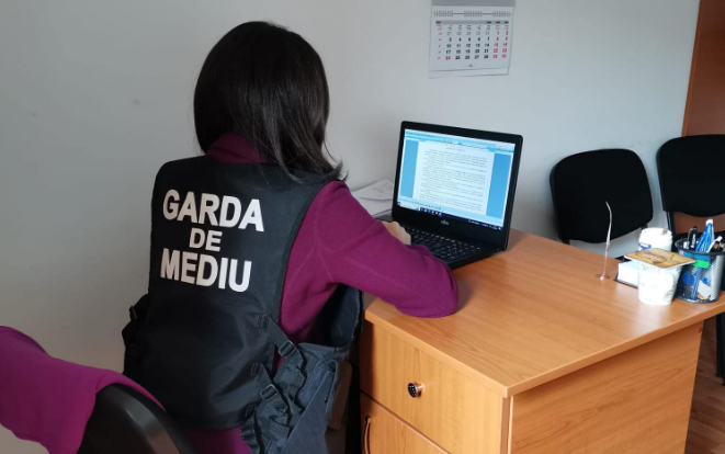 Fabrică de ulei amendată de Garda de Mediu pentru poluarea reţelei de canalizare cu grăsimi vegetale