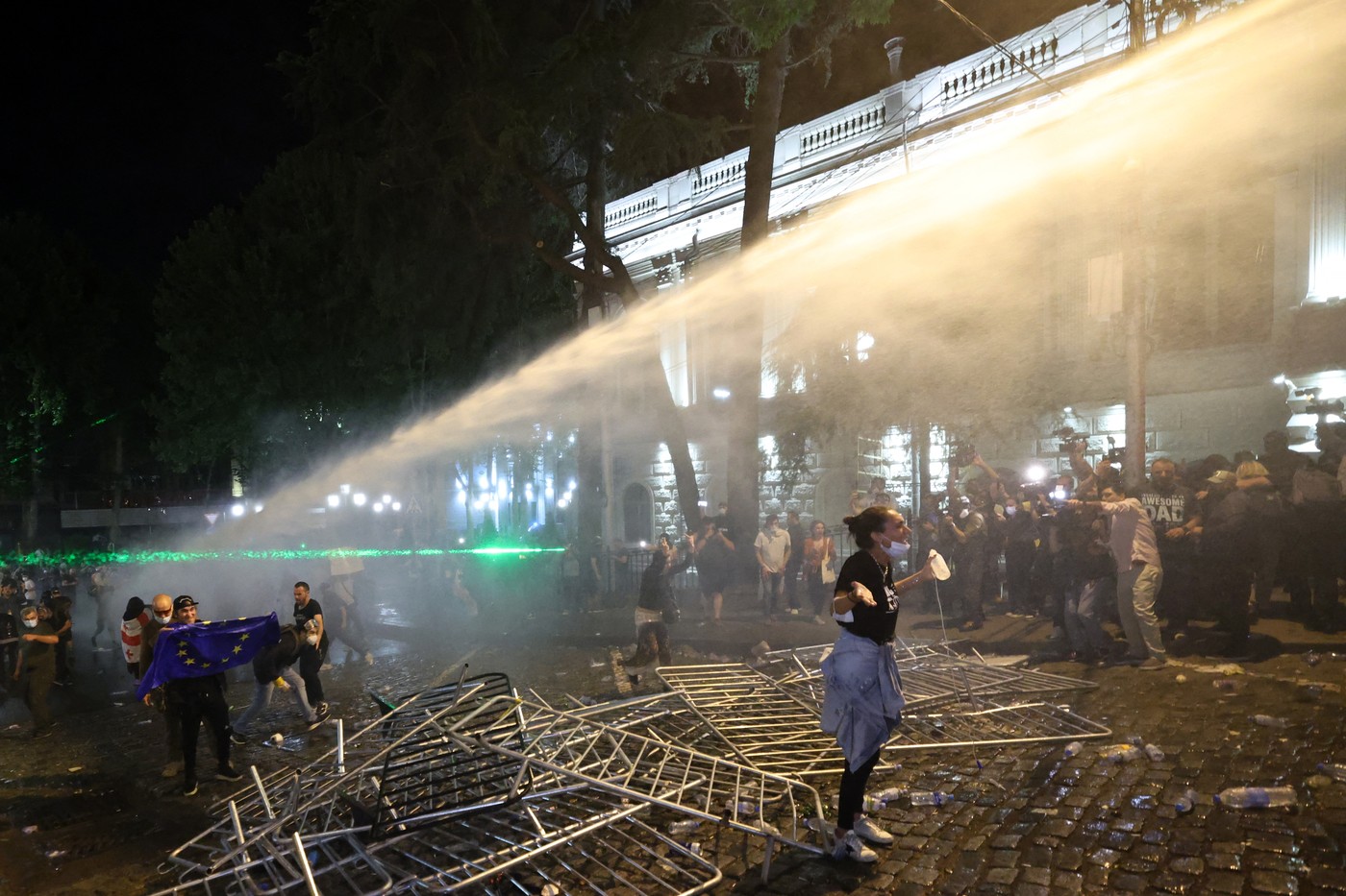 video-proteste-violente-n-capitala-georgiei-for-ele-de-ordine-folosesc-tunuri-cu-ap-gaze-lacrimogene-i-gloan-e-de-cauciuc