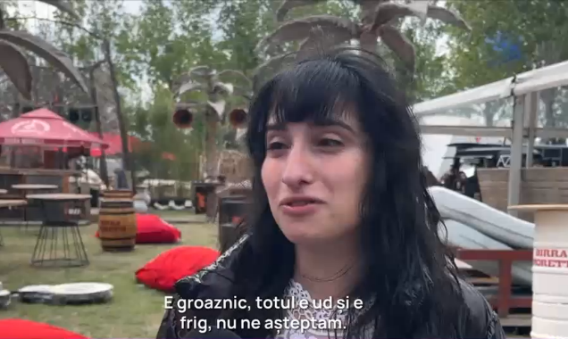 O tânără din Marea Britanie a venit să petreacă pe litoral doar cu îmbrăcăminte de vară și spune că "e groaznic": "Nu ne așteptam"