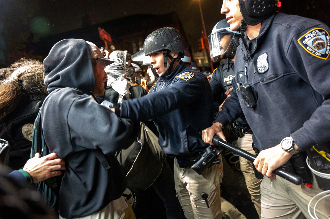 Violențe la Universitatea Columbia. Polițiștii din New York au intervenit în forță în campusul blocat de manifestanți. 300 de arestări