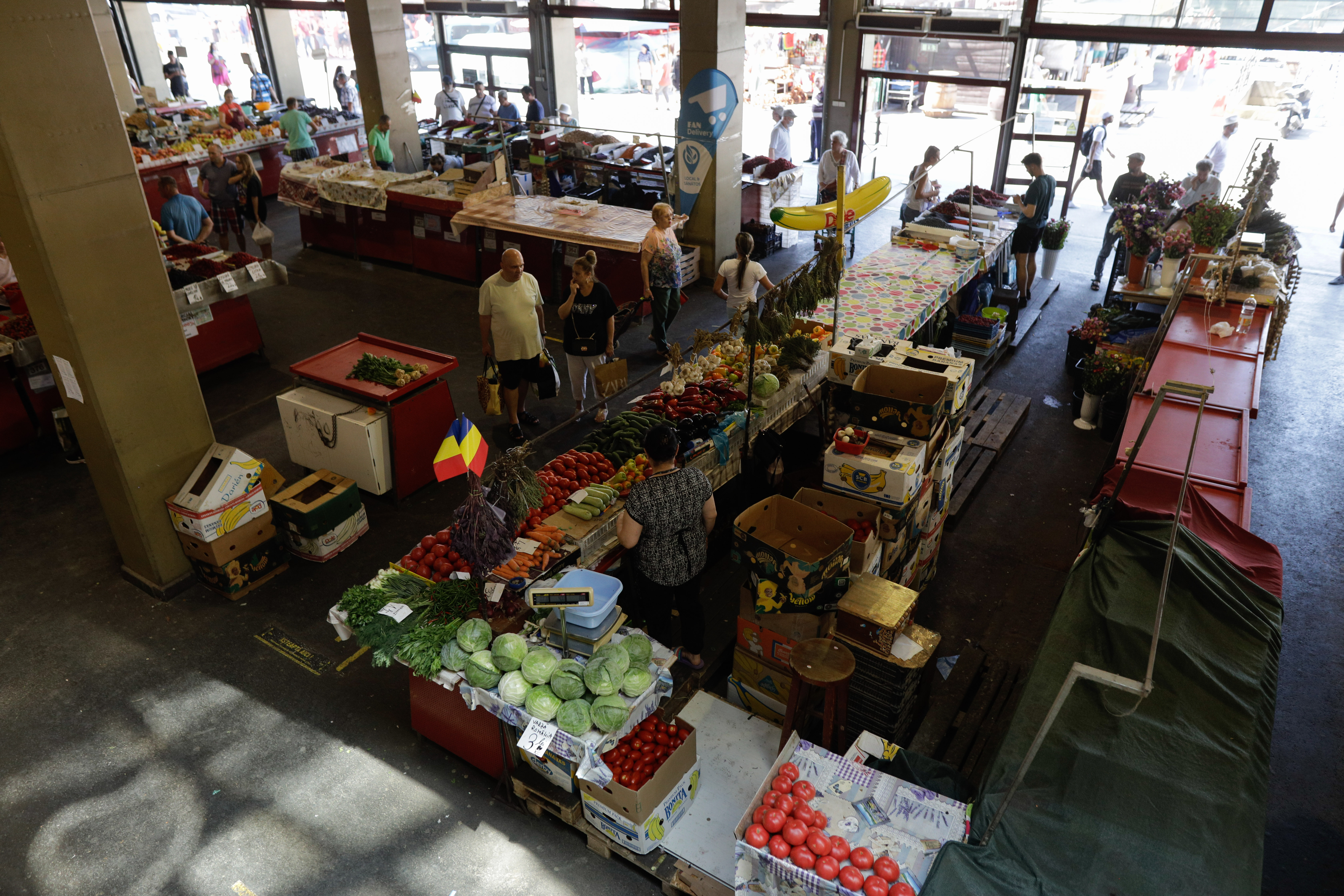Cât costă acum în piețe ouăle, carnea și verdețurile. Oamenii spun că unele produse sunt cu 50% mai scumpe față de anul trecut