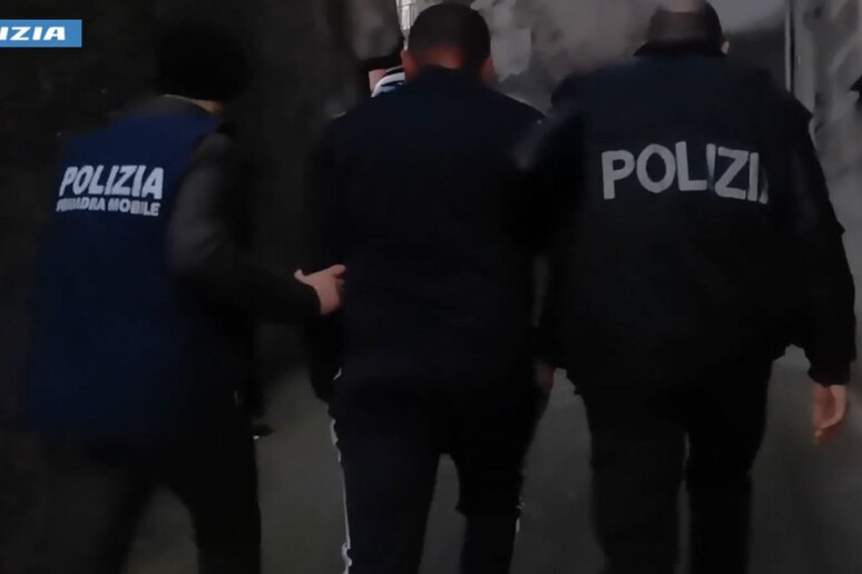 Doi soți români au fost arestați în Italia după ce poliția a văzut filmările din telefonul femeii