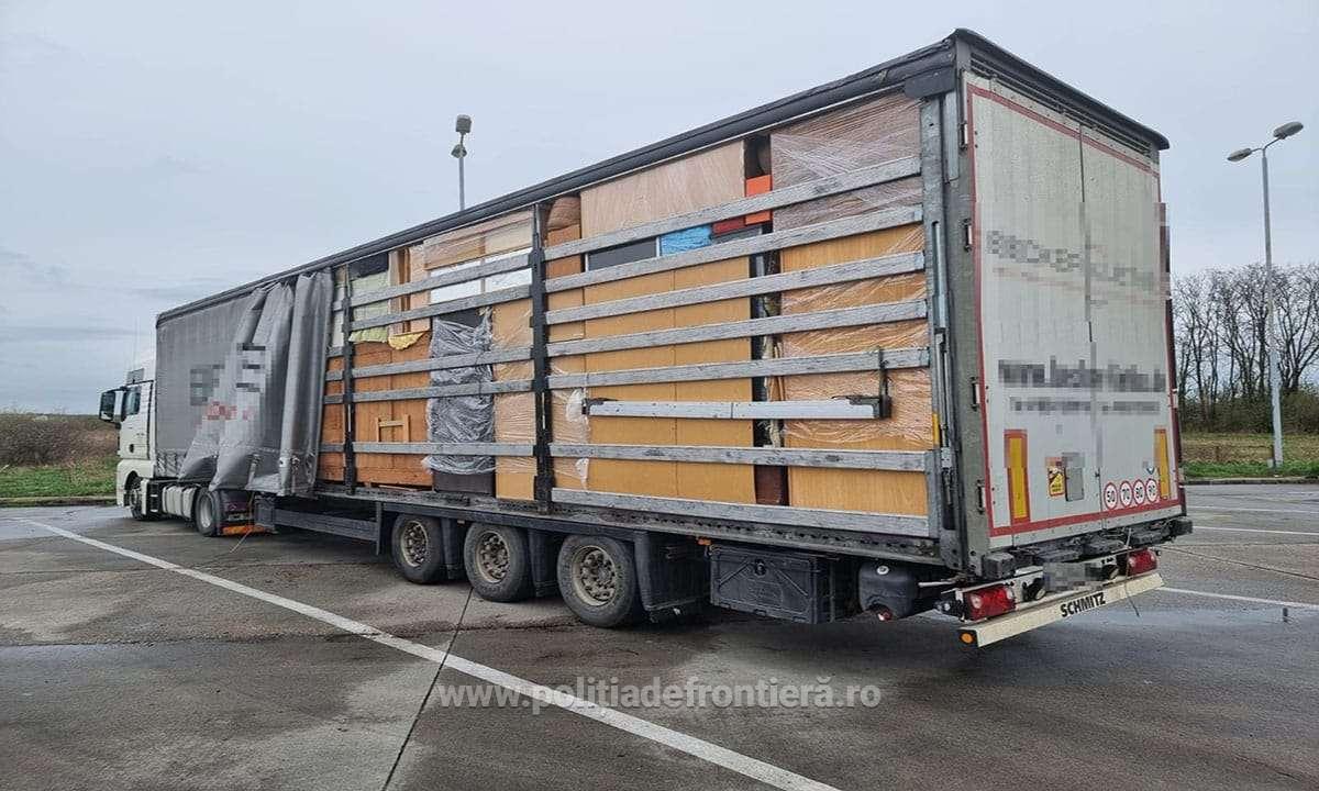 Două automarfare încărcate cu peste 27 de tone de haine au fost oprite în Vama Petea
