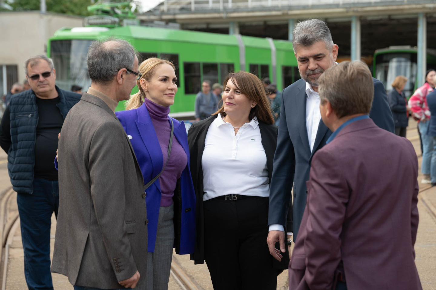 Ciolacu şi Firea au mers de 1 Mai la depoul Dudeşti din Capitală și le-au vorbit angajaților STB despre creșterea salariilor