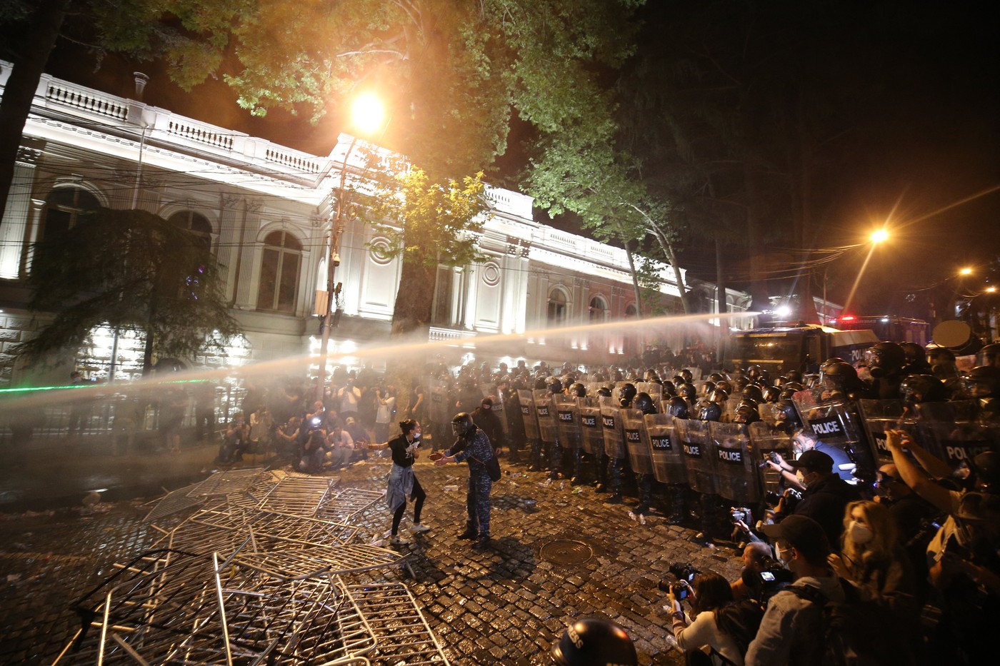 Tensiunile cresc în Georgia după protestele violente, cu 63 de arestări. Parlamentarii s-au luat iar la bătaie