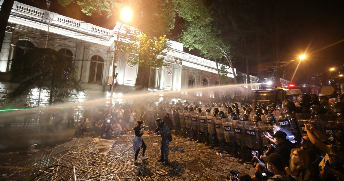 Tensiunile cresc în Georgia după protestele violente, cu 63 de arestări. Parlamentarii s-au luat iar la bătaie|EpicNews