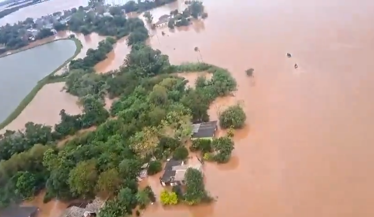 Cinci morți în Brazilia, unde sunt furtuni și inundații. Apa a ajuns la acoperișuri, iar oamenii s-au trezit în mijlocul unui lac