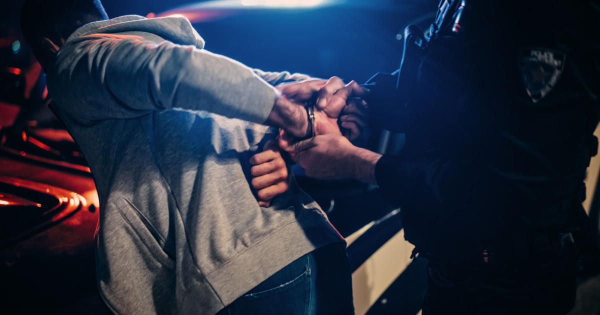 Un șofer din Cluj a fost încătușat în mijlocul străzii. Bărbatul fusese tras pe dreapta, dar și-a continuat drumul, cu poliția pe urme