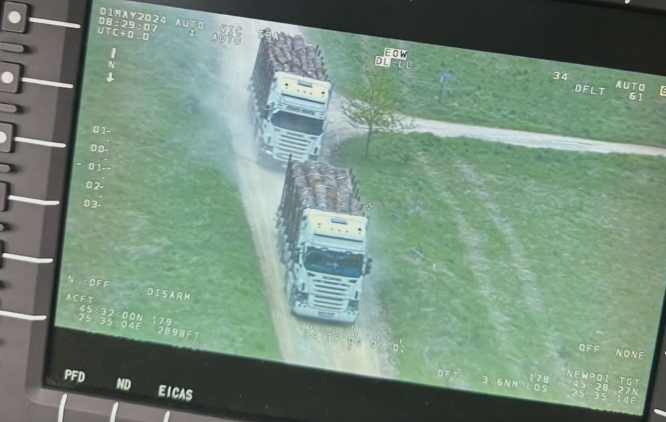 Două transporturi ilegale de lemne au fost descoperite de polițiști din elicopter. Aparatul de zbor supraveghea traficul din Brașov