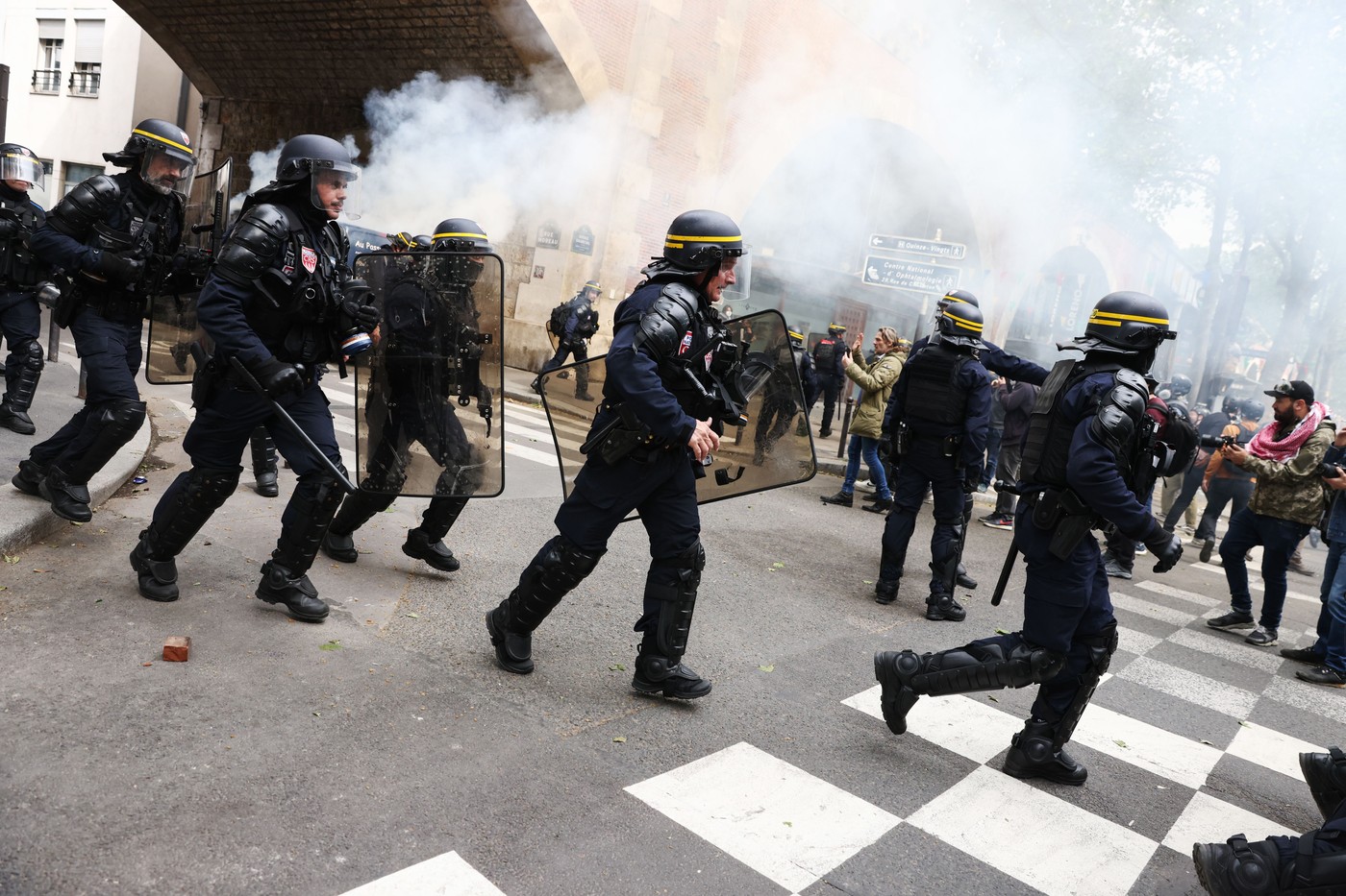 Proteste violente în Franța. Zeci de persoane arestate la Paris. Magazine sparte, forțele de ordine intervin cu gaze lacrimogene