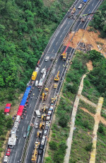 CHINA GUANGDONG ROAD CAVE IN ACCIDENT RESCUE (CN)