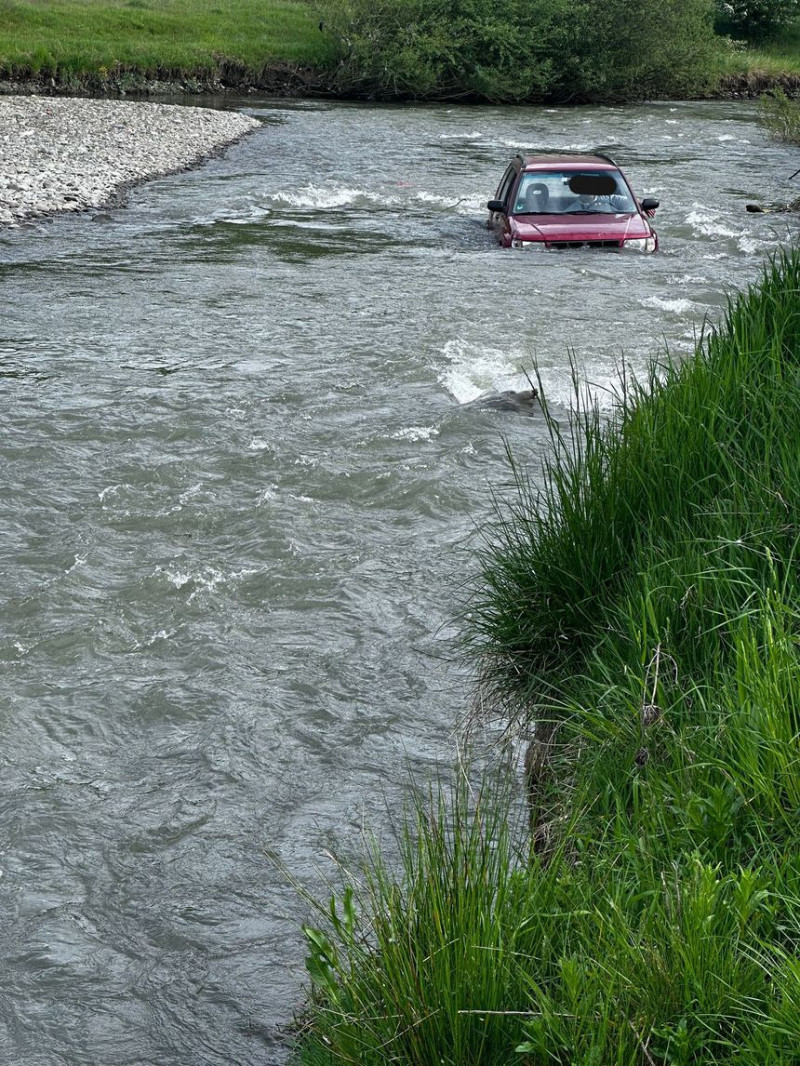 sofer cu masina in rau