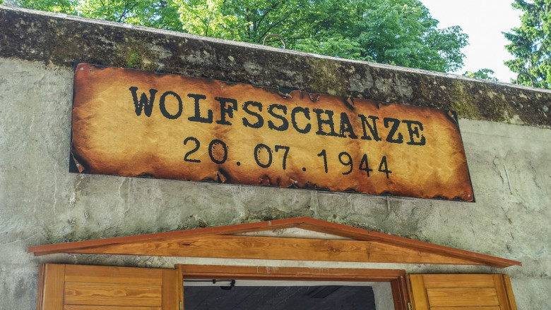 pancartă și intrare marcate cu textul Wolfsschanze 20.07.1944