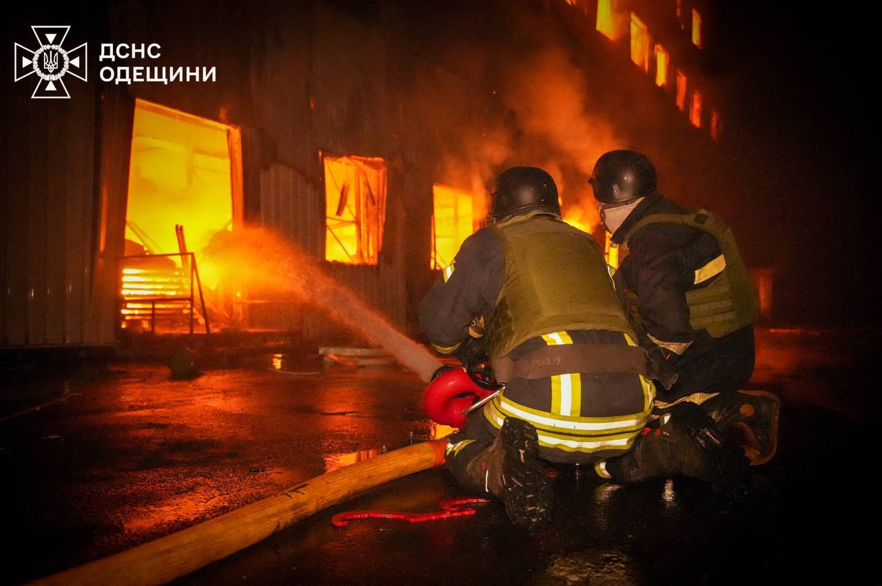 14 răniți după ce rușii au atacat din nou Odesa. O rachetă balistică a bombardat un depozit poștal și a provocat un incendiu uriaș