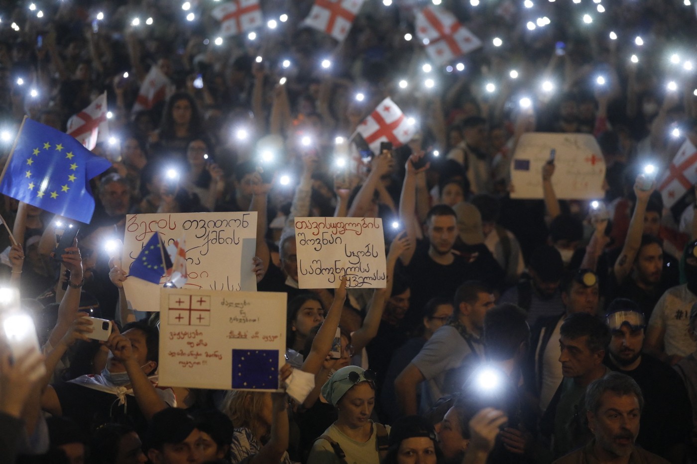 Georgienii ar putea pierde dreptul de a circula fără vize în UE. Care este motivul