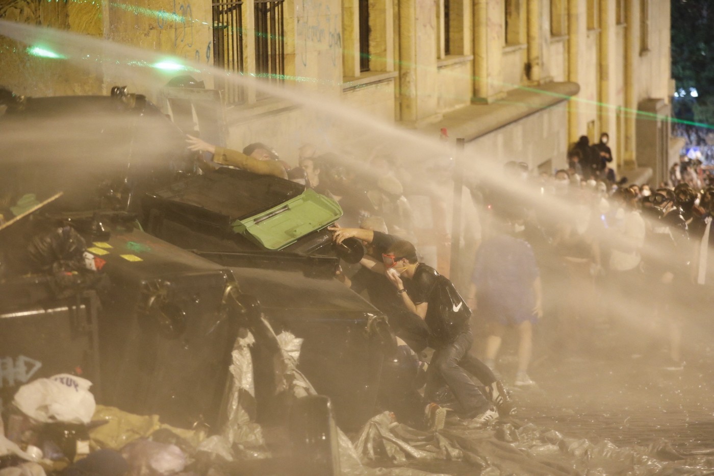Noi violențe în Georgia, "legea rusă" a fost votată. Poliția a dat cu gaze lacrimogene în mulțimea care a luat cu asalt Parlamentul
