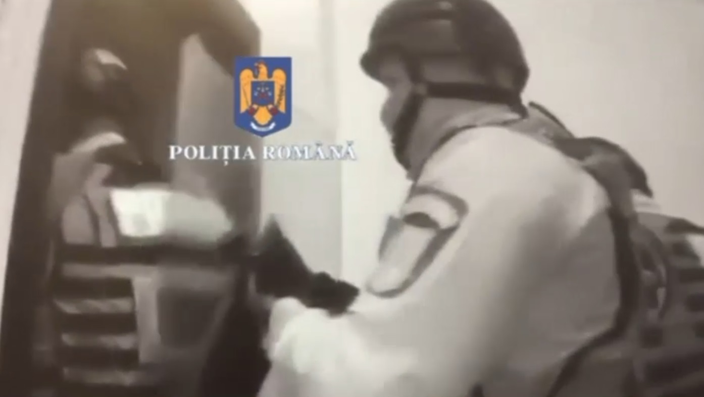 Un bărbat s-a certat cu iubita, a dat-o afară și i-a sechestrat pe cei doi copii de doar 4 luni. Intervenție dramatică a mascaților