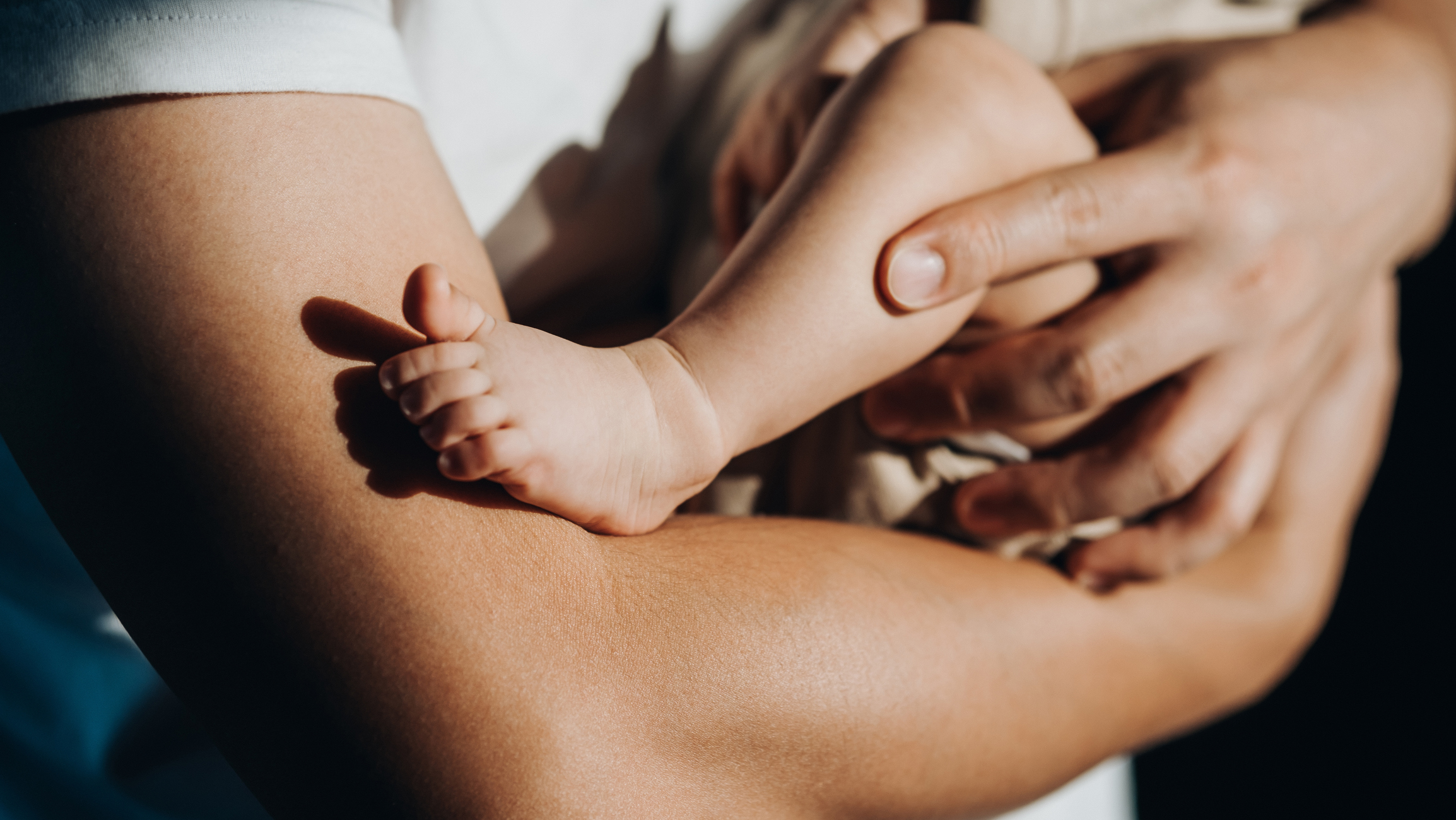 Fetița de două luni, bătută crunt de mama care e cadru militar, dă semne de însănătoșire. "E o luptătoare!"
