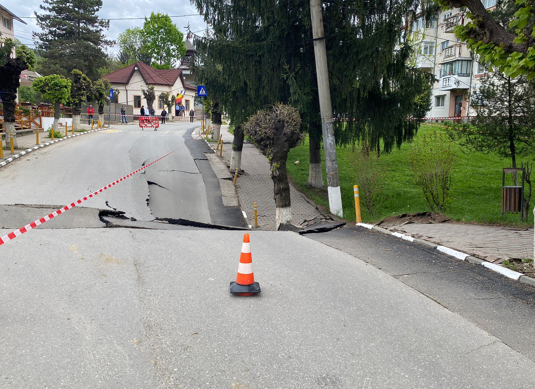 Noi evacuări la Slănic Prahova, unde s-a surpat o stradă. A fost emis mesaj RO-Alert