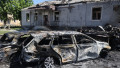 mașină carbonizată și clădire distrusă în harkov, Ucraina