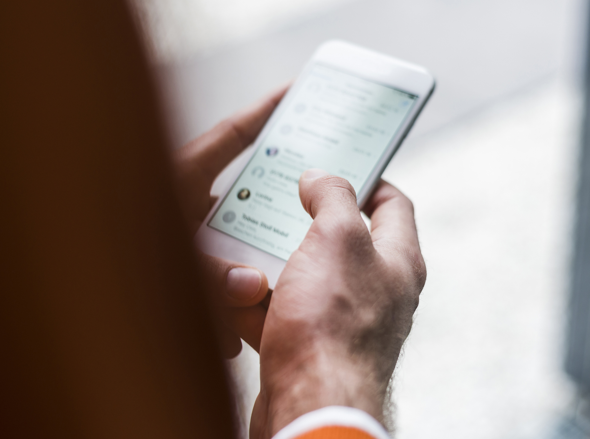 Un profesor de religie din Bihor a fost sancționat de direcțiune pentru postările făcute pe grupul de WhatsApp al clasei