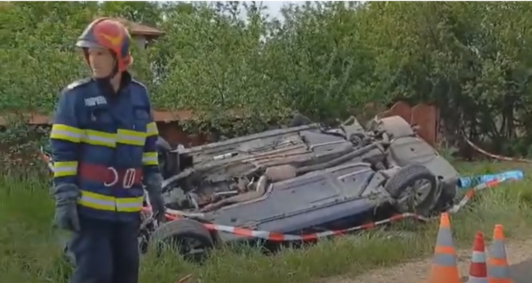 Doi adolescenți din Argeș au murit, după ce au intrat cu mașina într-un stâlp. Șoferul își luase permisul acum două săptămâni