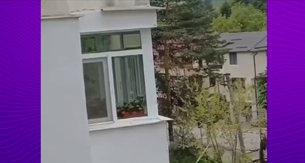 Momentul în care craterul din Slănic Prahova se adâncește. Un stâlp s-a prăbușit și a fost înghițit de pământ
