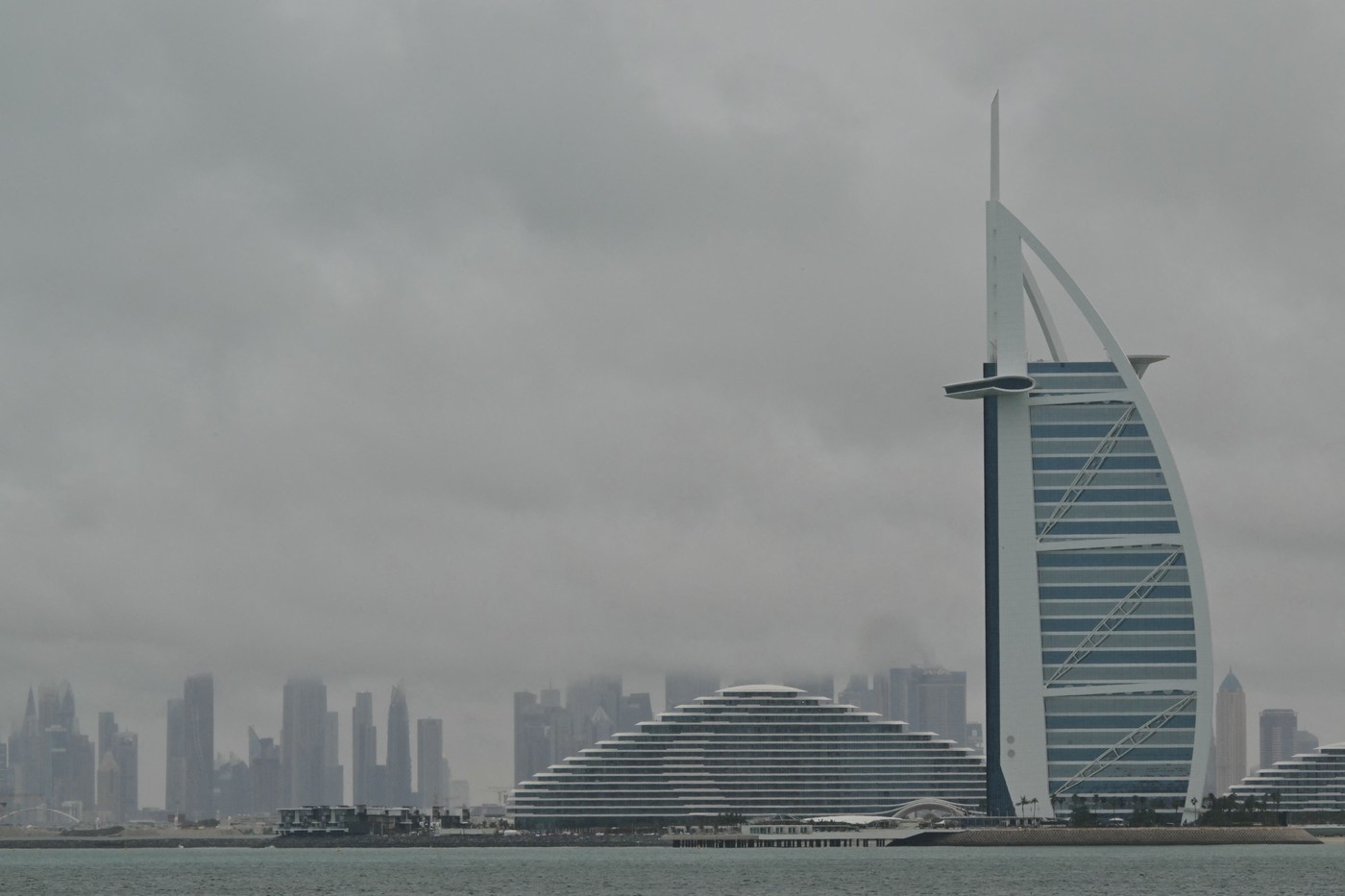 Emiratele Arabe, lovite de ploi torențiale la două săptămâni de la inundațiile record. Zboruri anulate în Dubai, mașini luate de ape