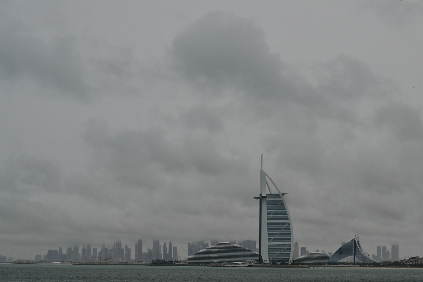 Inundații în Emiratele Arabe Unite, trafic îngreunat. Noi precipitații abundente prognozate: Dubaiul cere populaţiei să rămână în case