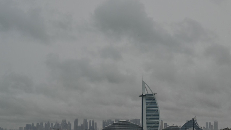 VIDEO  Inundații în Emiratele Arabe Unite, trafic îngreunat. Noi precipitații abundente prognozate: Dubaiul cere populaţiei să rămână în case