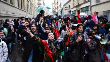 studenti protesteaa in paris