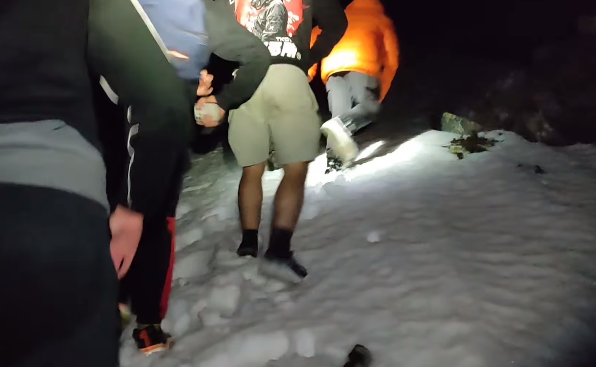 VIDEO 4 tineri au plecat pe munte în pantaloni scurți și adidași, dar s-au rătăcit. Când au dat de zăpadă, au sunat la Salvamont