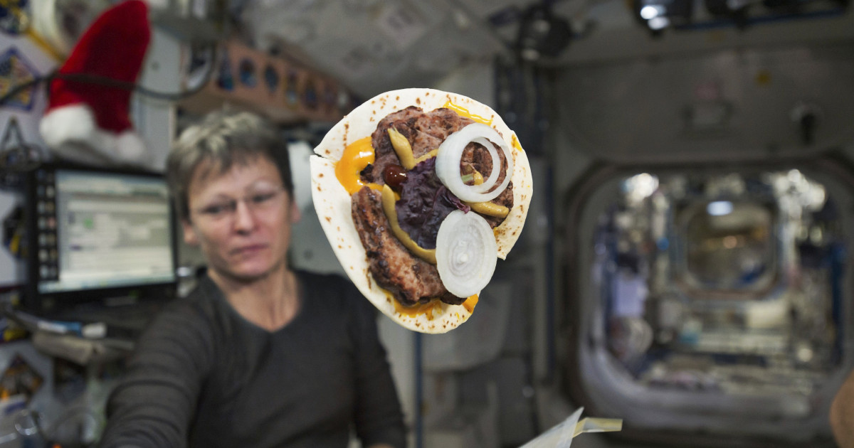 Paștele pe orbită: carne de miel la 10.000 de euro kilogramul, fără șpriț și un mister încă nedezlegat: ce gust au sarmalele în spațiu?|EpicNews