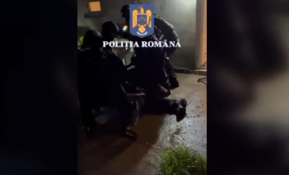 VIDEO Mascați amenințați cu toporul de un bărbat care o ținea captivă pe sora lui. Totul ar fi pornit de la o ceartă pentru bani