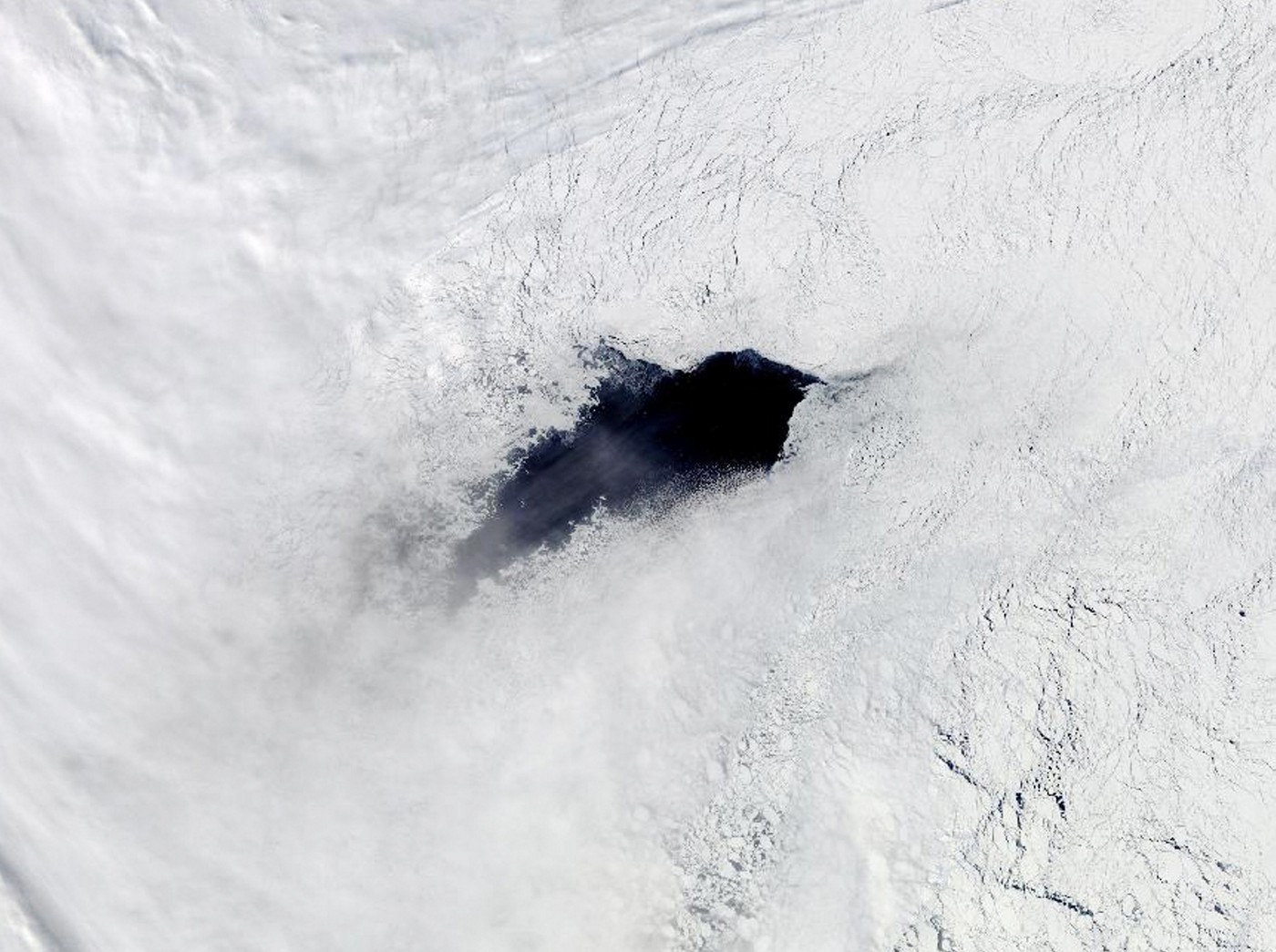 O gaură misterioasă, de mărimea Elveției, se formează în același loc în Antarctica. După 50 de ani, experții au aflat motivul