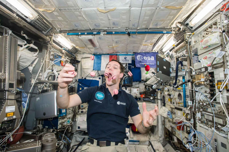 Thomas Pesquet mange des macarons dans la Station Spatiale